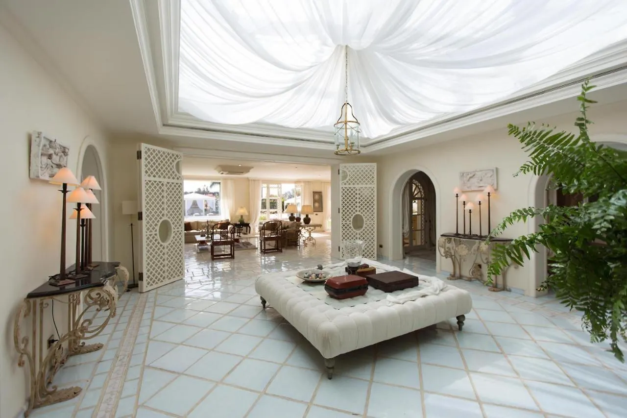 Magnificent Villa Piera 马斯帕洛马斯