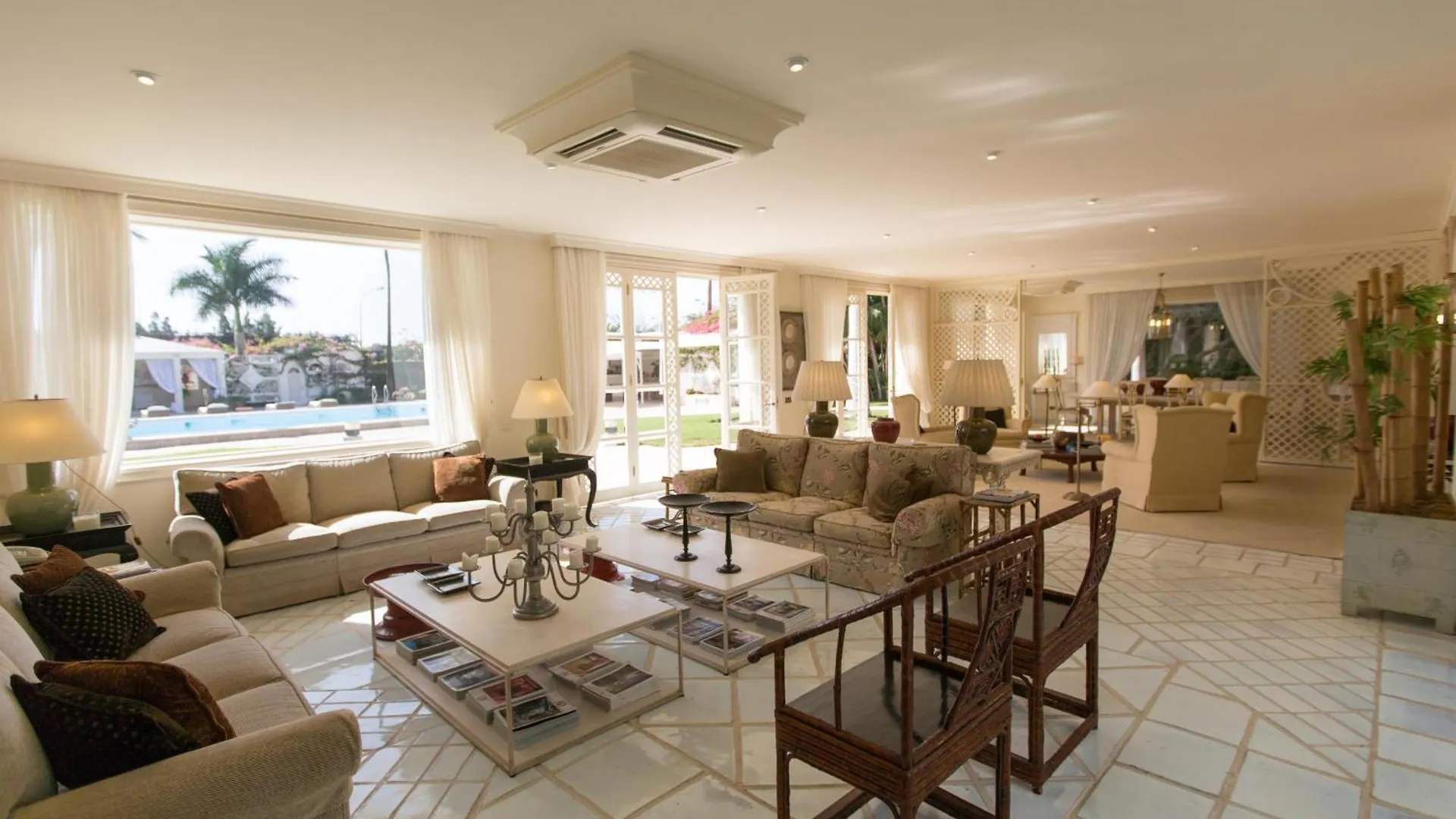 Magnificent Villa Piera 马斯帕洛马斯